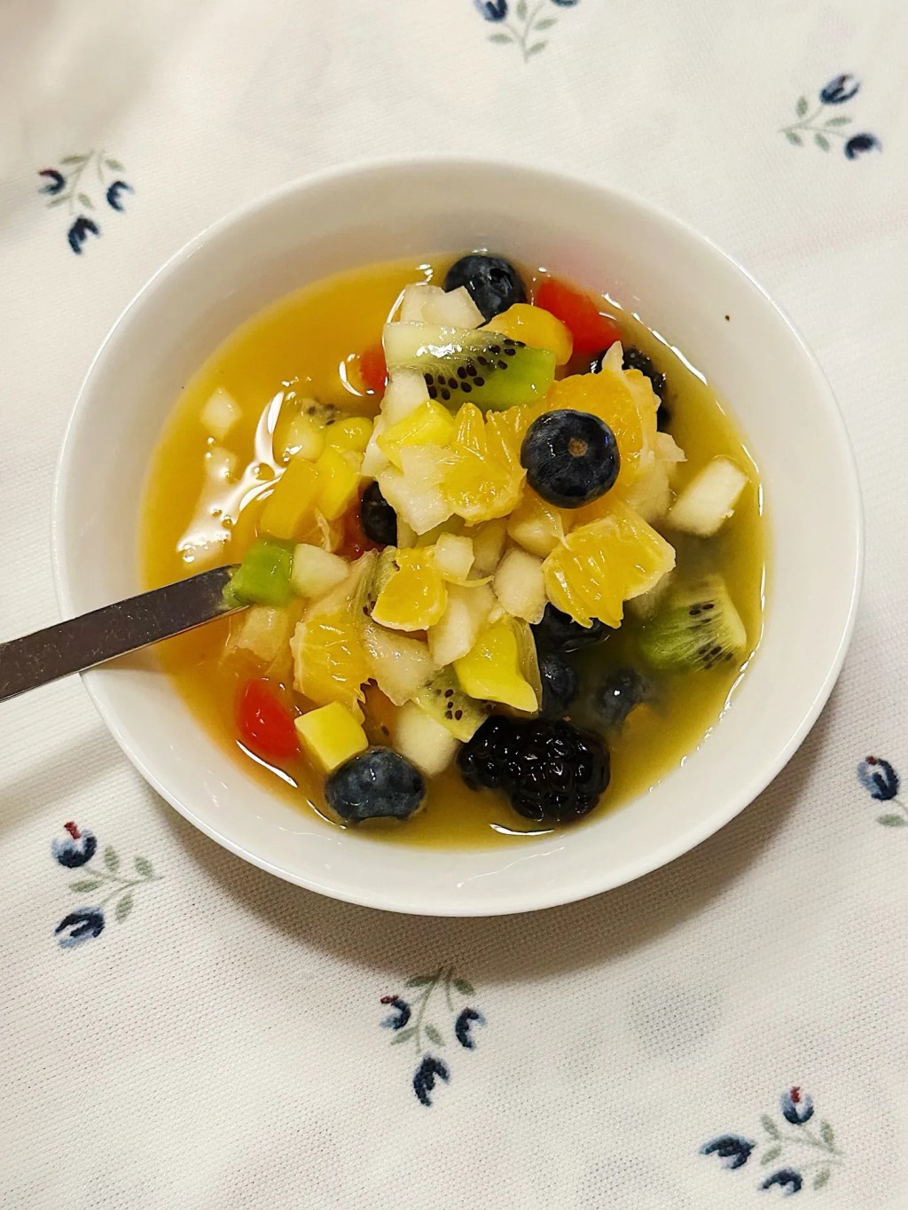 Salade de fruits à la clémentine, poire et bleuets
