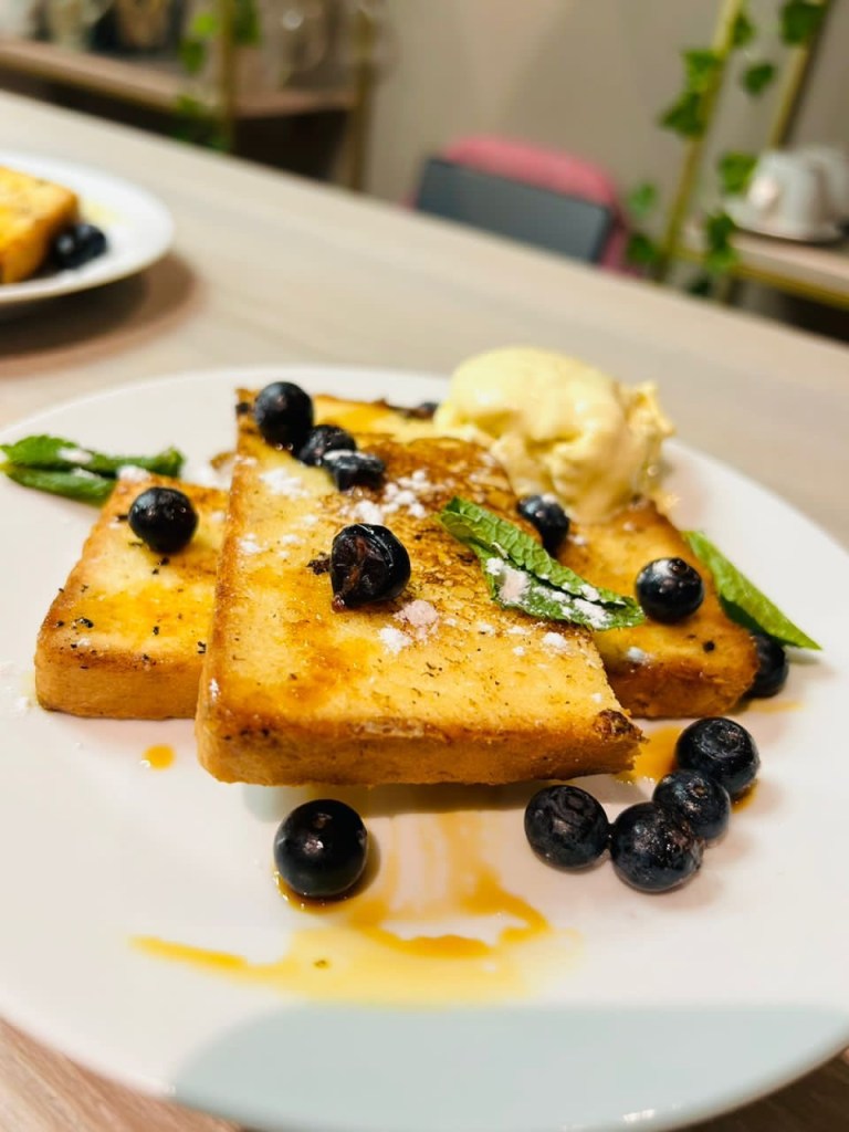 Pain perdu à la glace à la vanille aux bleuets