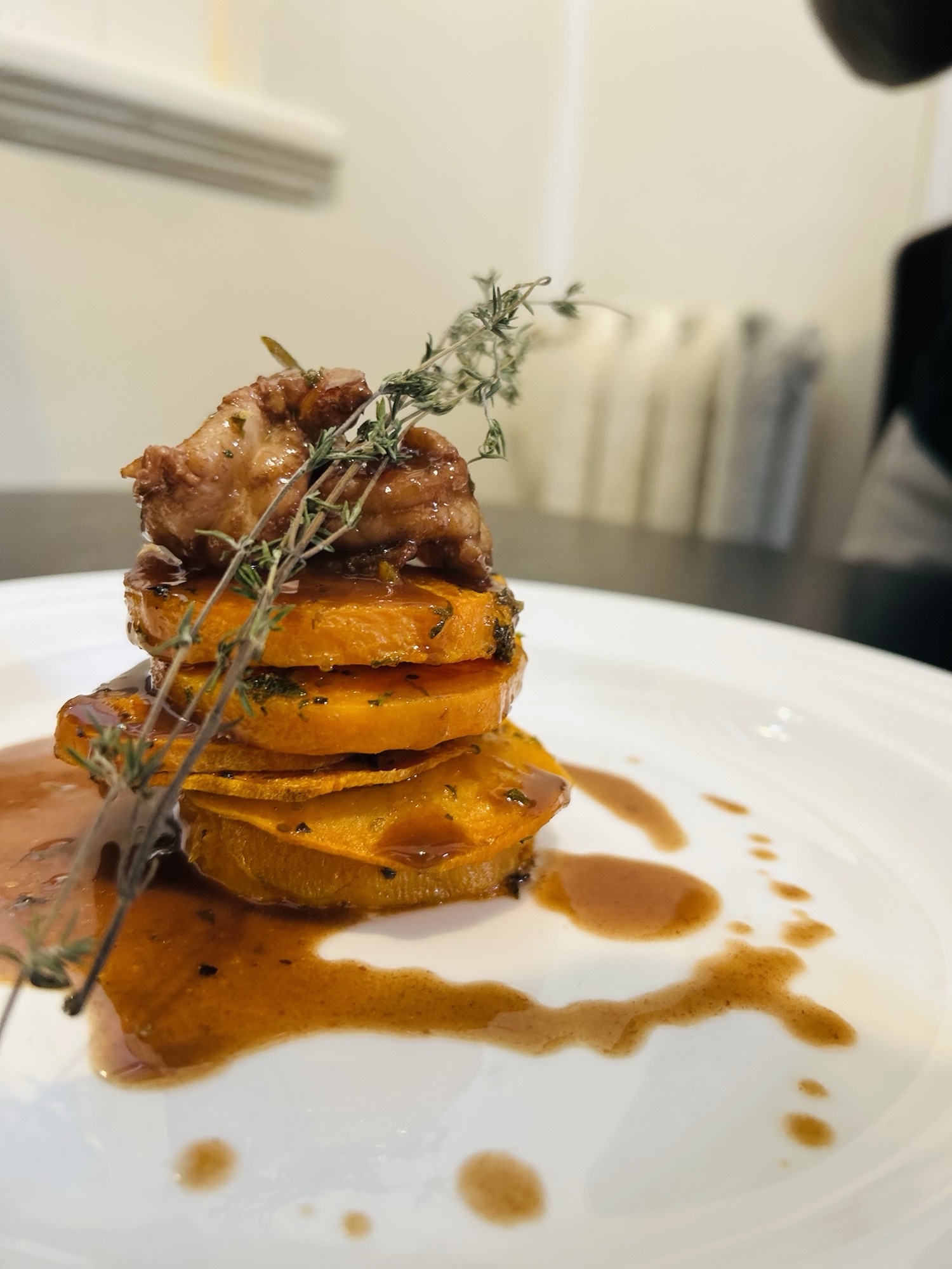 Rondelles de patates douces, crevettes poêlées, sauce bordelaise