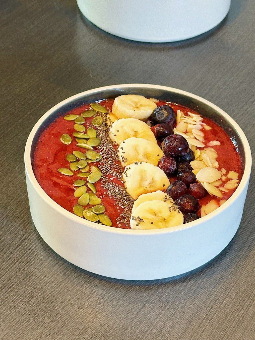 Bol de smoothie aux fruits des champs