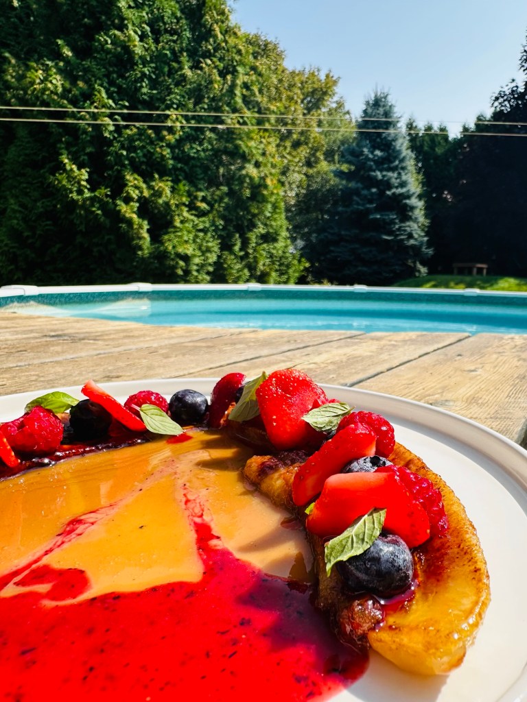 Bananes flambées au lait de coco, sauce framboises et fraises