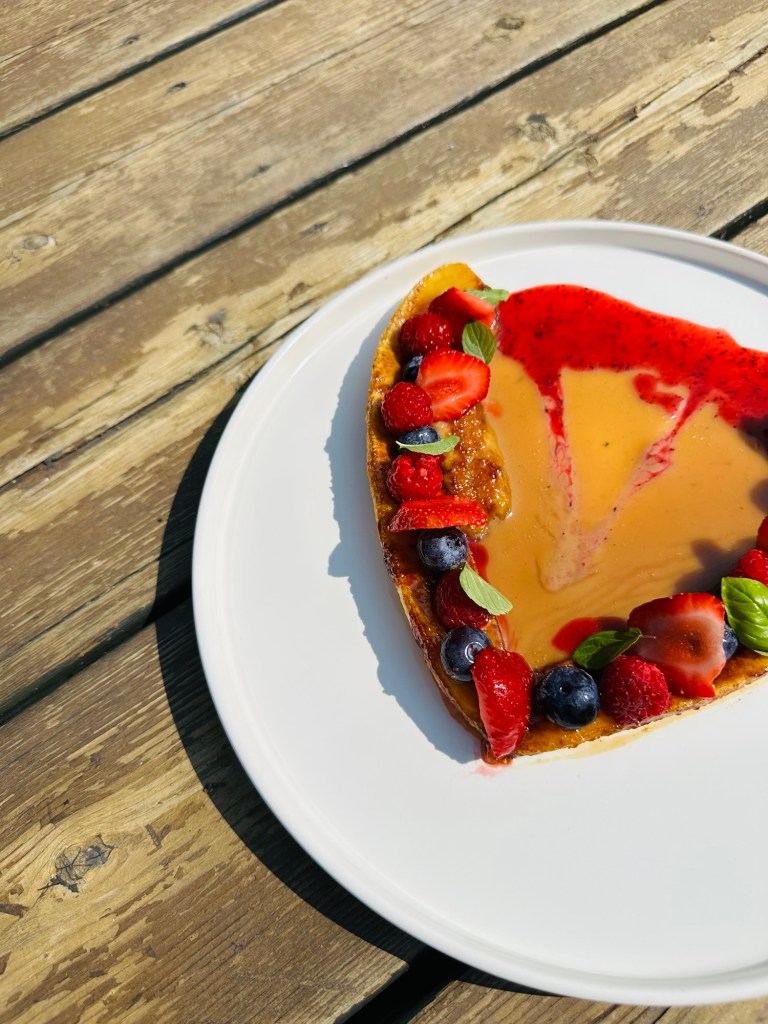 Bananes flambées au lait de coco, sauce framboises et fraises