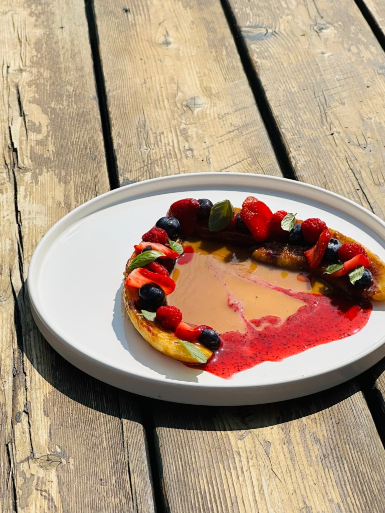 Bananes flambées au lait de coco, sauce framboises et fraises