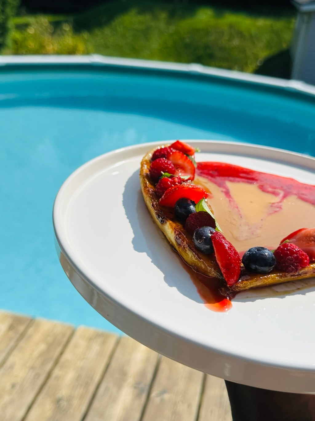 Bananes flambées au lait de coco, sauce framboises et&nbsp;fraises